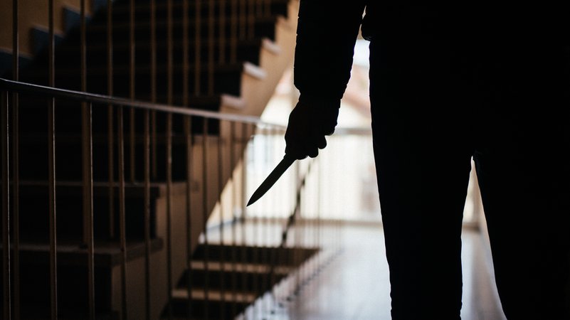 Ein Mann steht mit einem Messer im Hausflur. | Bild: BR/Julia Müller Ein Mann steht mit einem Messer im Hausflur.