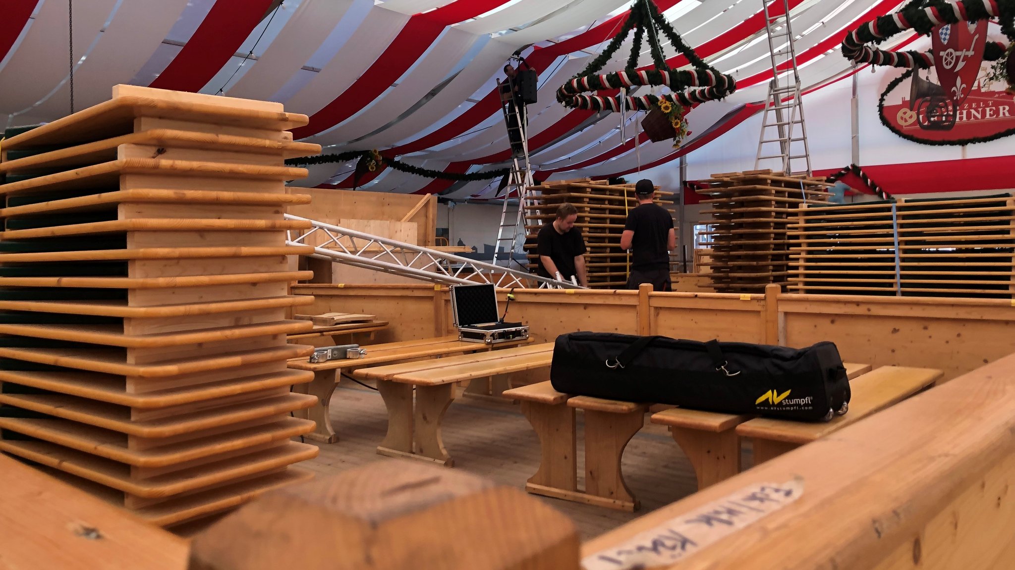 Der Aufbau der Festzelte für das Straubinger Gäubodenvolksfest läuft - doch alle Wirte eint ein Problem: die Personalsuche.