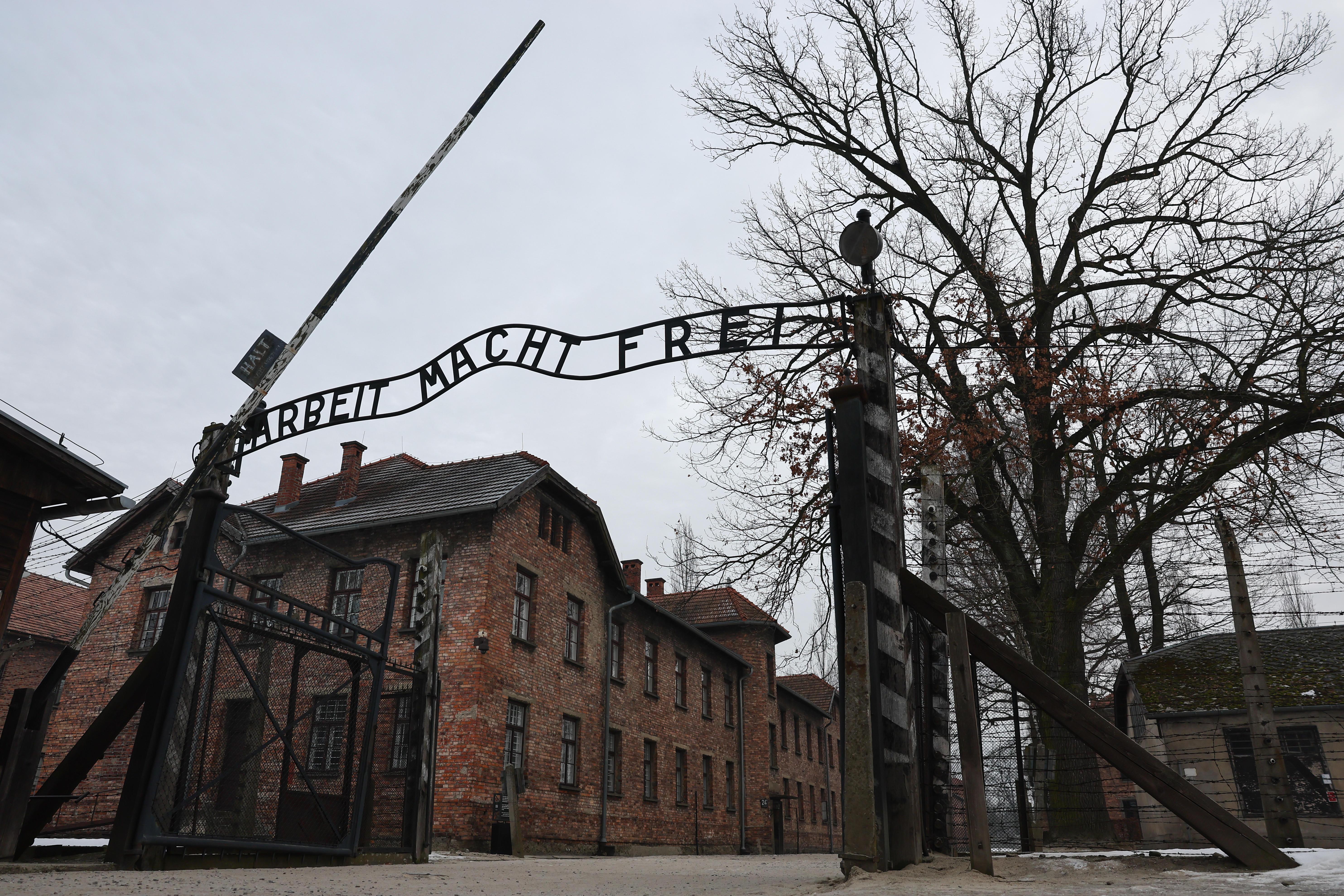 Der Eingangsbereich des KZ Auschwitz. 