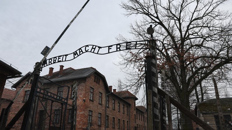 Der Eingangsbereich des KZ Auschwitz. | Bild: picture alliance / NurPhoto | Jakub Porzycki Der Eingangsbereich des KZ Auschwitz.