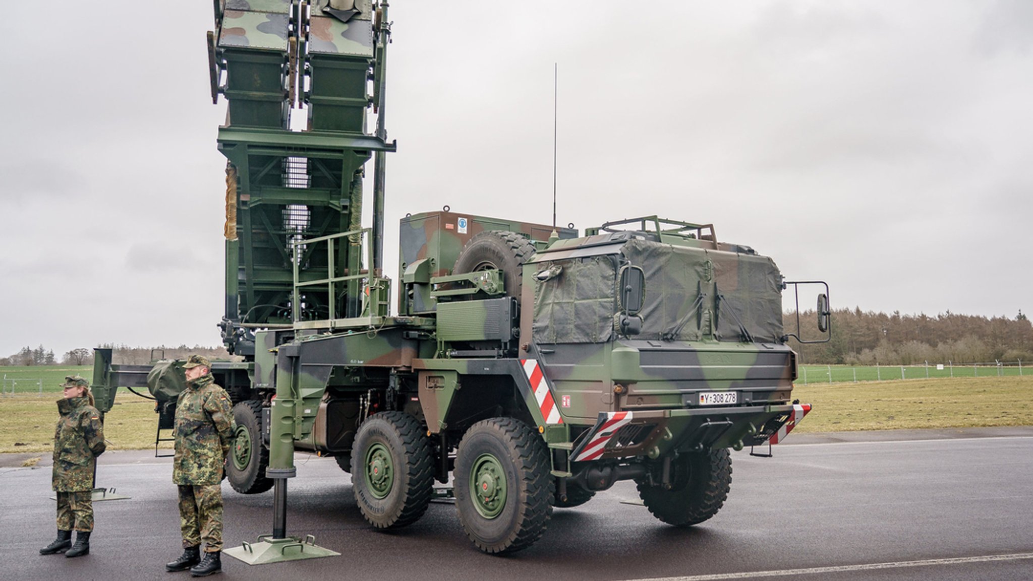 Patriot· des Flugabwehrraketengeschwaders 1 der Bundeswehr steht auf dem Flugfeld des Militärflughafens Schwesing (Archivbild)