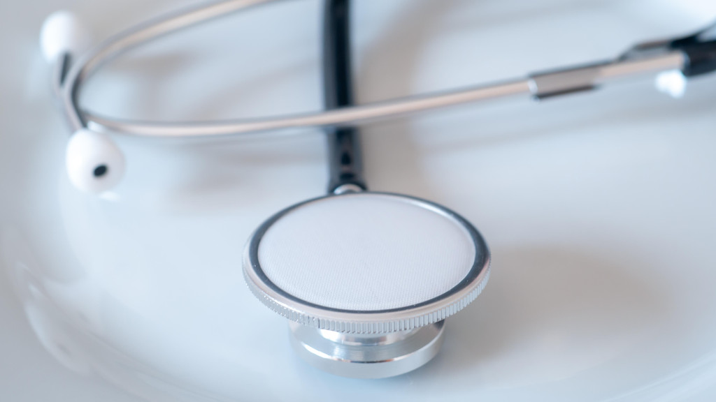 Ein Stetoskops vor hellen Hintergrund als Symbol für Mediziner