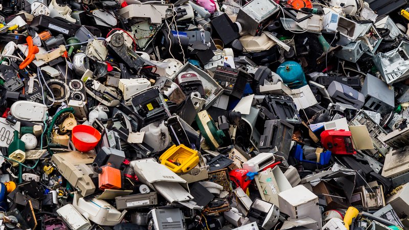 (Symbolbild) Elektroschrott auf einer Müllhalde | Bild: picture alliance / blickwinkel/McPHOTO/BilderBox (Symbolbild) Elektroschrott auf einer Müllhalde