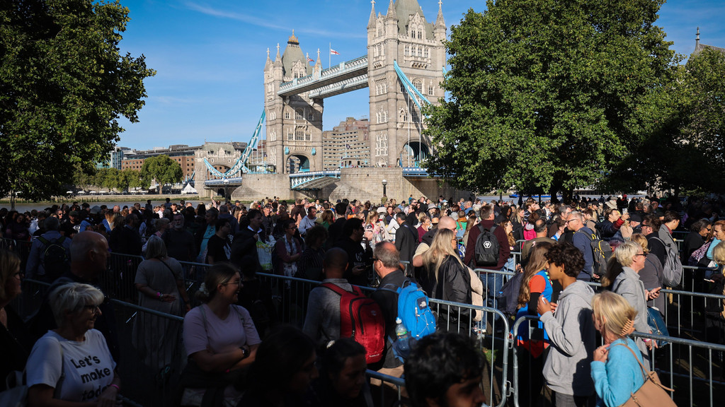 Zahlreiche Menschen stehen in einer langen Warteschlange an der Themse vor der Tower Bridge zwischen dem Start der Warteschlange im Southwark Park und der Westminster Hall um am aufgebahrten Sarg von Königin Elizabeth II. Abschied zu nehmen.