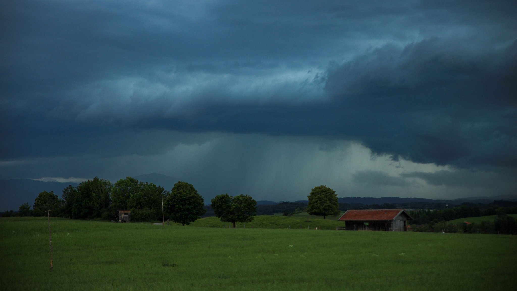 Es drohen schwere Gewitter, teils mit Hagel und Starkregen. Für Teile Bayerns hat der Deutsche Wetterdienst eine Unwetterwarnung herausgegeben.