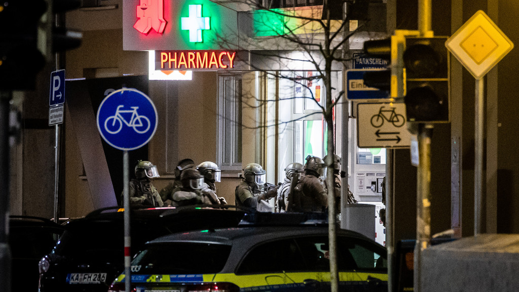 Spezialeinsatzkräfte der Polizei stürmen Apotheke in Karlsruhe nach Geiselnahme