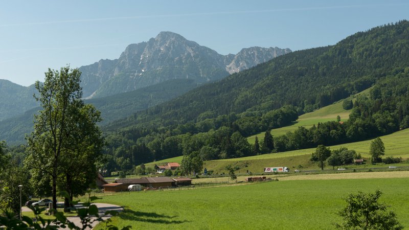 Vom Dorfrand Anger in Oberbayern im Berchtesgadener Land aus Blick über die Berge auf das Hochstaufen Massiv