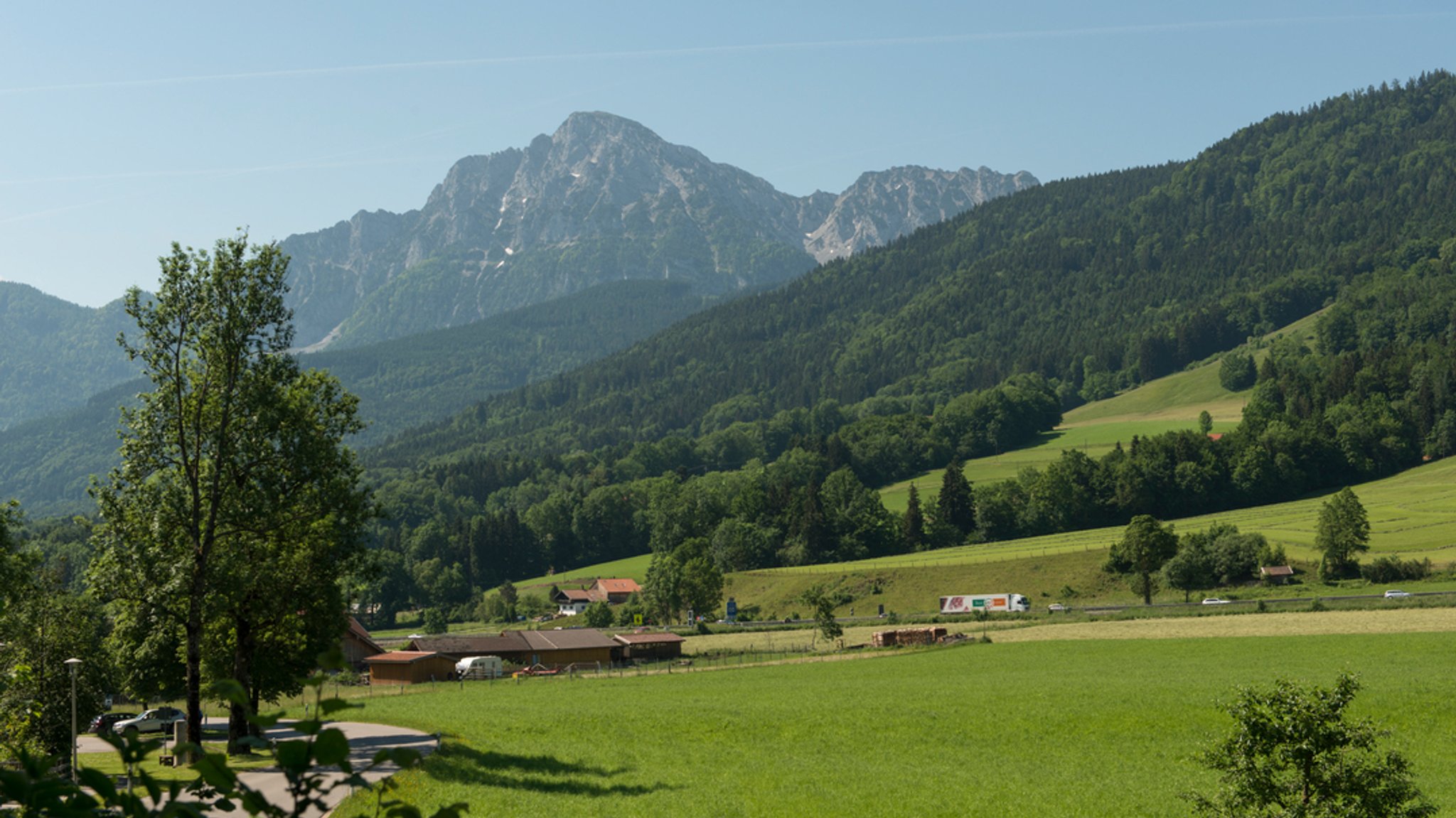 Vom Dorfrand Anger in Oberbayern im Berchtesgadener Land aus Blick über die Berge auf das Hochstaufen Massiv