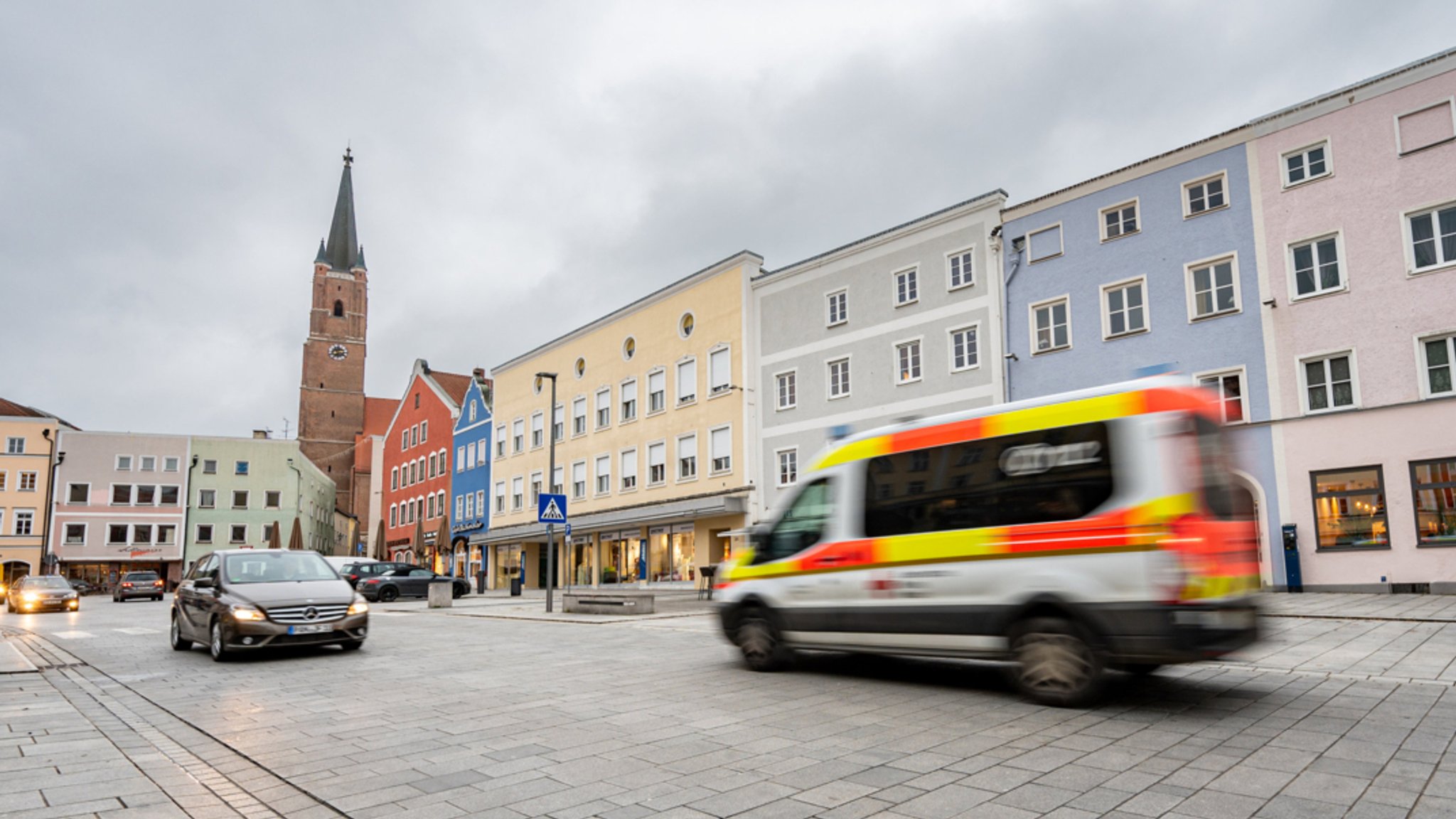 Eggenfelden: Ein Krankenwagen fährt durch die Innenstadt. 