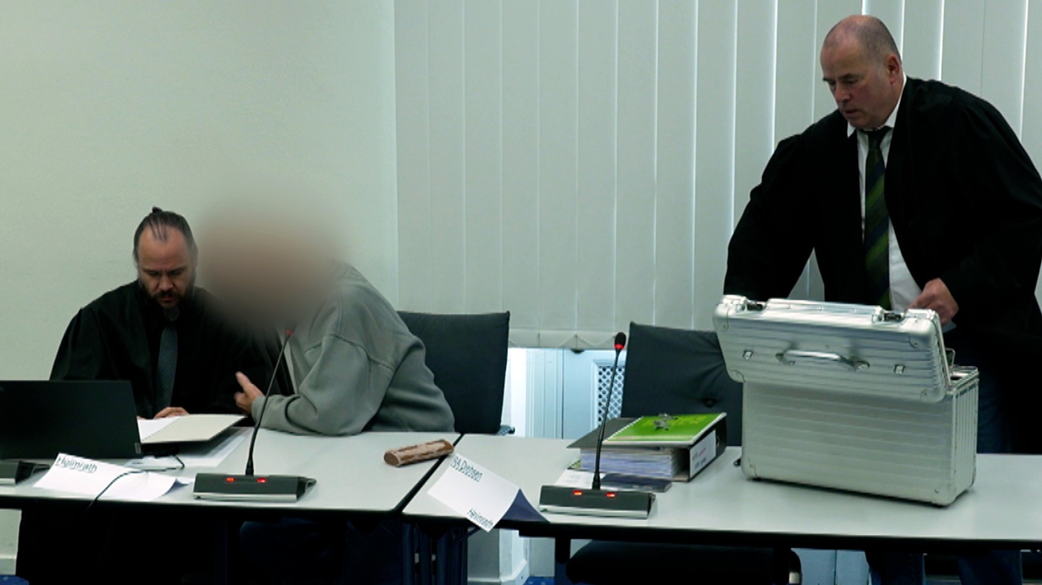 Revisionsprozess am Landgericht Bamberg: Die Anwälte und der Angeklagte Joseph H. in der Mitte. | Bild: BR / Markus Heilmann Revisionsprozess am Landgericht Bamberg: Die Anwälte und der Angeklagte Joseph H. in der Mitte.