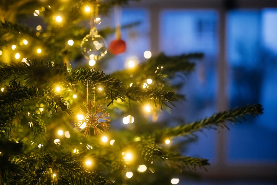 Symbolbild: Ein geschmückter Weihnachtsbaum 