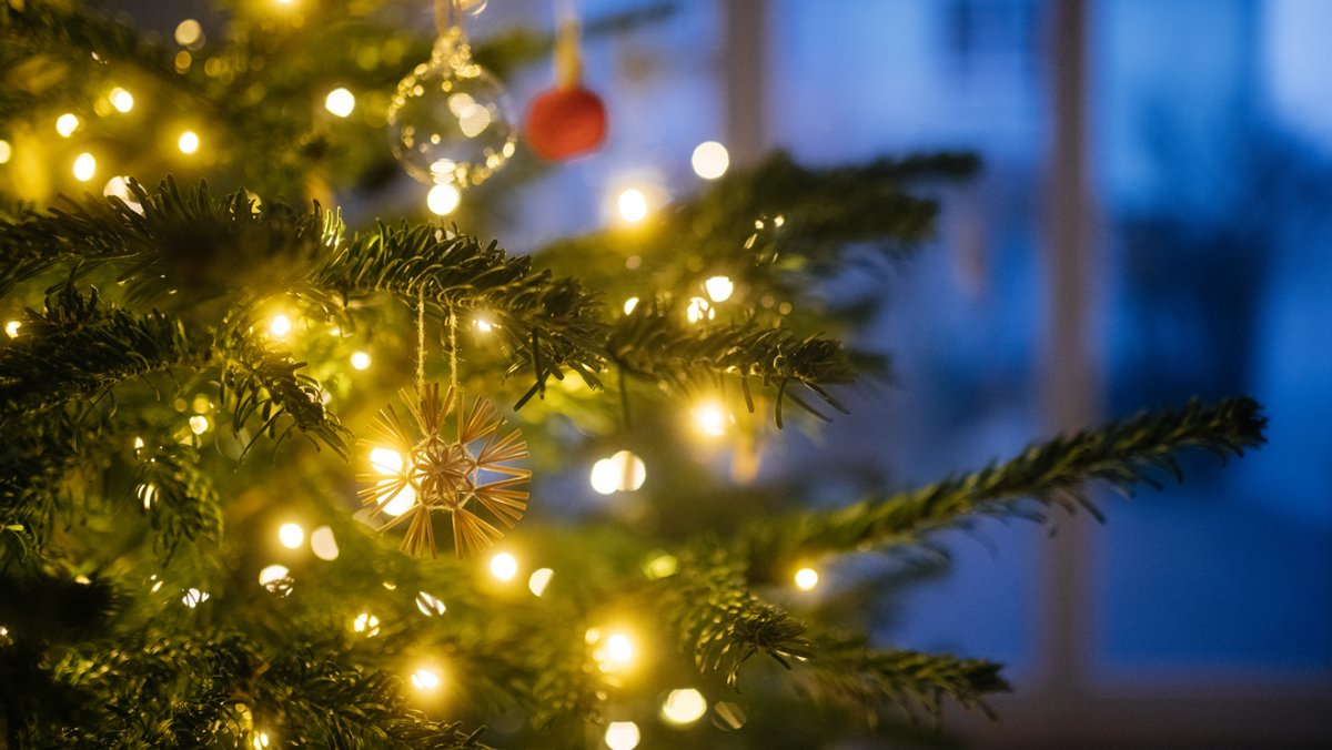 Symbolbild: Ein geschmückter Weihnachtsbaum 