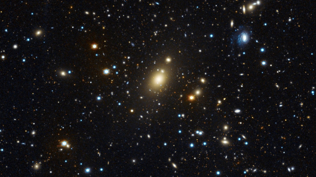 Abell 85, aufgenommen am Wendelstein-Observatorium der Ludwig-Maximilians-Universität München. Die zentrale, helle Galaxie Holm 15A hat einen ausgedehnten diffusen Kern.