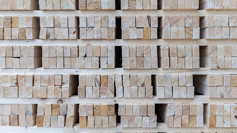 (Symbolbild) Gestapelte Holzleisten in einem Sägewerk | Bild: picture alliance / imageBROKER / Helmut Meyer zur Capellen (Symbolbild) Gestapelte Holzleisten in einem Sägewerk