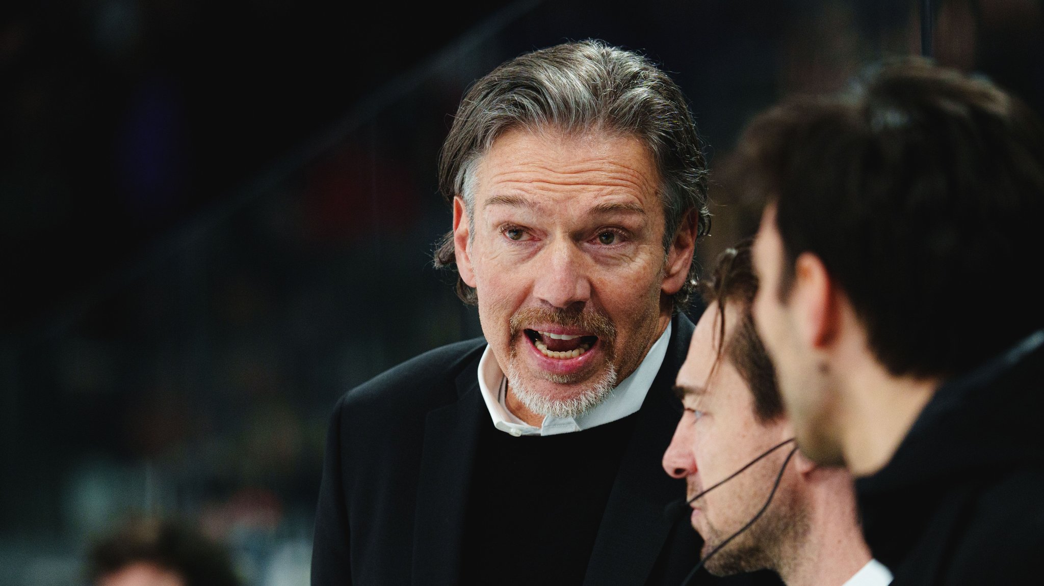 Trainer Uwe Krupp gibt Anweisungen