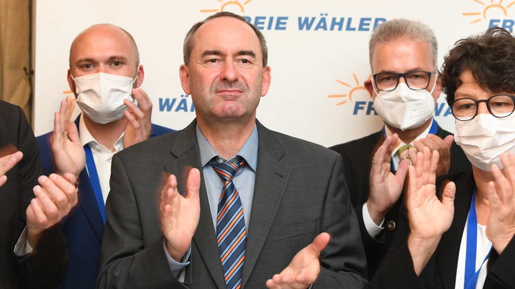 Hubert Aiwanger (Mitte) klatscht auf der Wahlparty der Freien Wähler