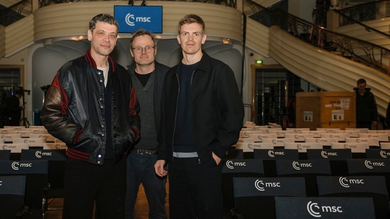 Carlo Ljubek (l.), Regisseur Lancelot von Naso (M.) und Ferdinand Hofer (r.) bei den Dreharbeiten während der Münchner Sicherheitskonferenz | Bild: BR-TELLUX Film GmbH-Linda Gschwentner-GmbH Carlo Ljubek (l.), Regisseur Lancelot von Naso (M.) und Ferdinand Hofer (r.) bei den Dreharbeiten während der Münchner Sicherheitskonferenz