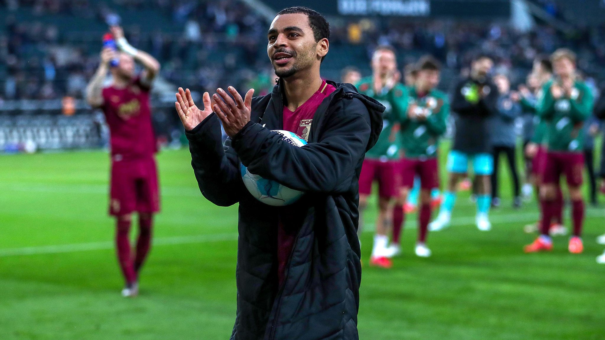 Dreifach-Torschütze Alexis Claude-Maurice hat sich den Spielball gesichert. 