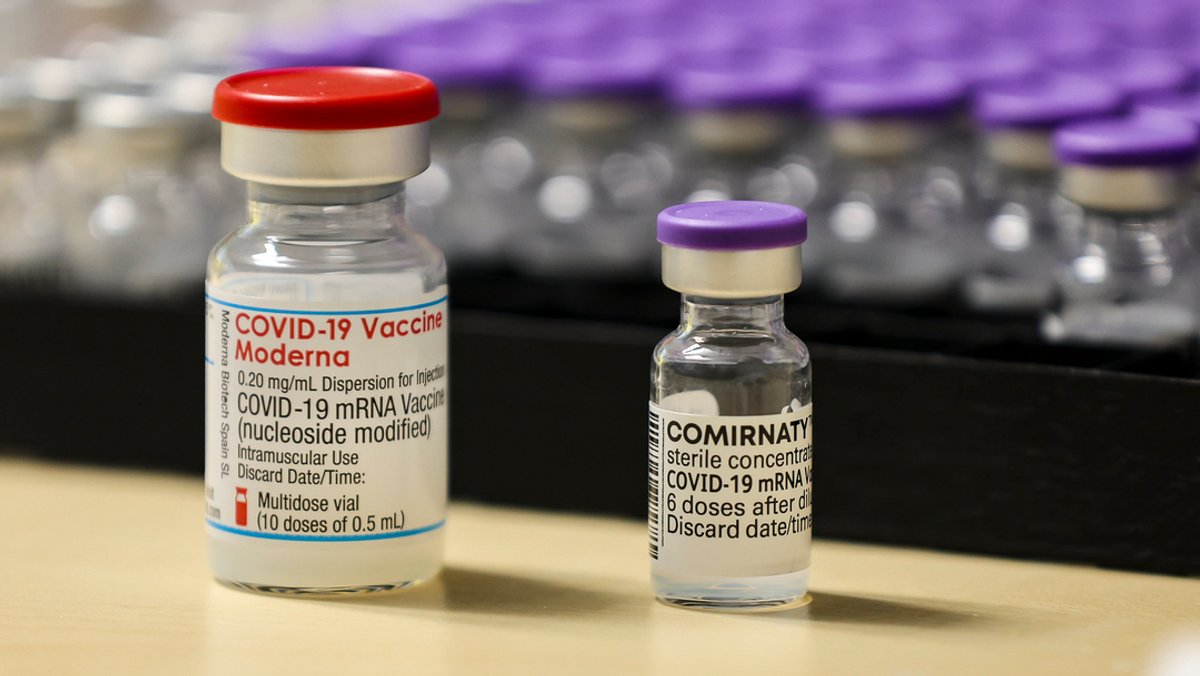 Impfstoff von Moderna und Biontech steht in einem Impfzentrum. 