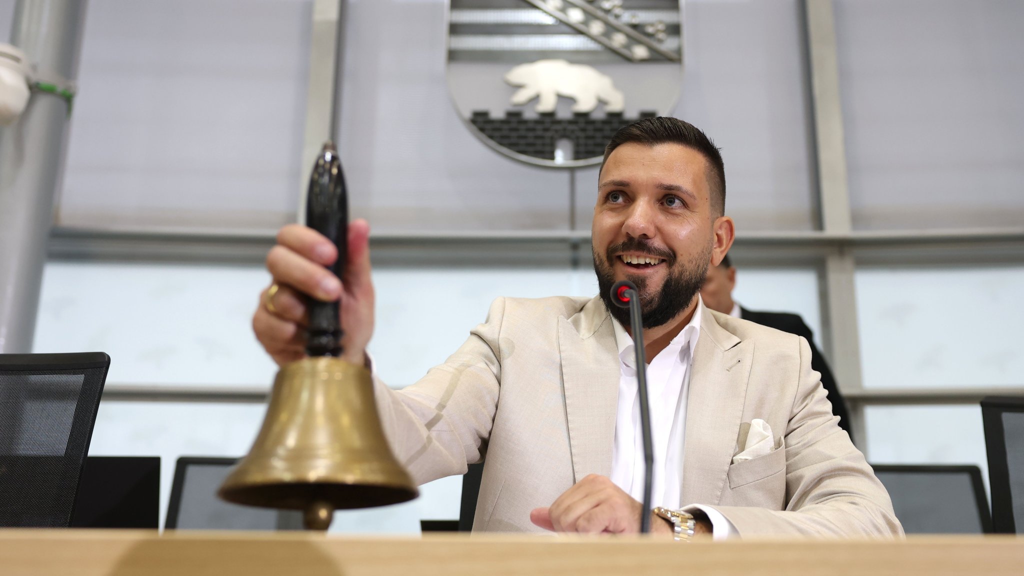 06.10.2026, Sachsen-Anhalt, Magdeburg: Der neu gewählte Landtagspräsident Tobias Rausch (AfD) läutet nach einer Pause die Glocke während der konstituierenden Sitzung des Landtags von Sachsen-Anhalt. Foto: Jan Woitas/dpa pool/dpa +++ dpa-Bildfunk +++ | Bild: dpa-Bildfunk/Jan Woitas 06.10.2026, Sachsen-Anhalt, Magdeburg: Der neu gewählte Landtagspräsident Tobias Rausch (AfD) läutet nach einer Pause die Glocke während der konstituierenden Sitzung des Landtags von Sachsen-Anhalt. Foto: Jan Woitas/dpa pool/dpa +++ dpa-Bildfunk +++