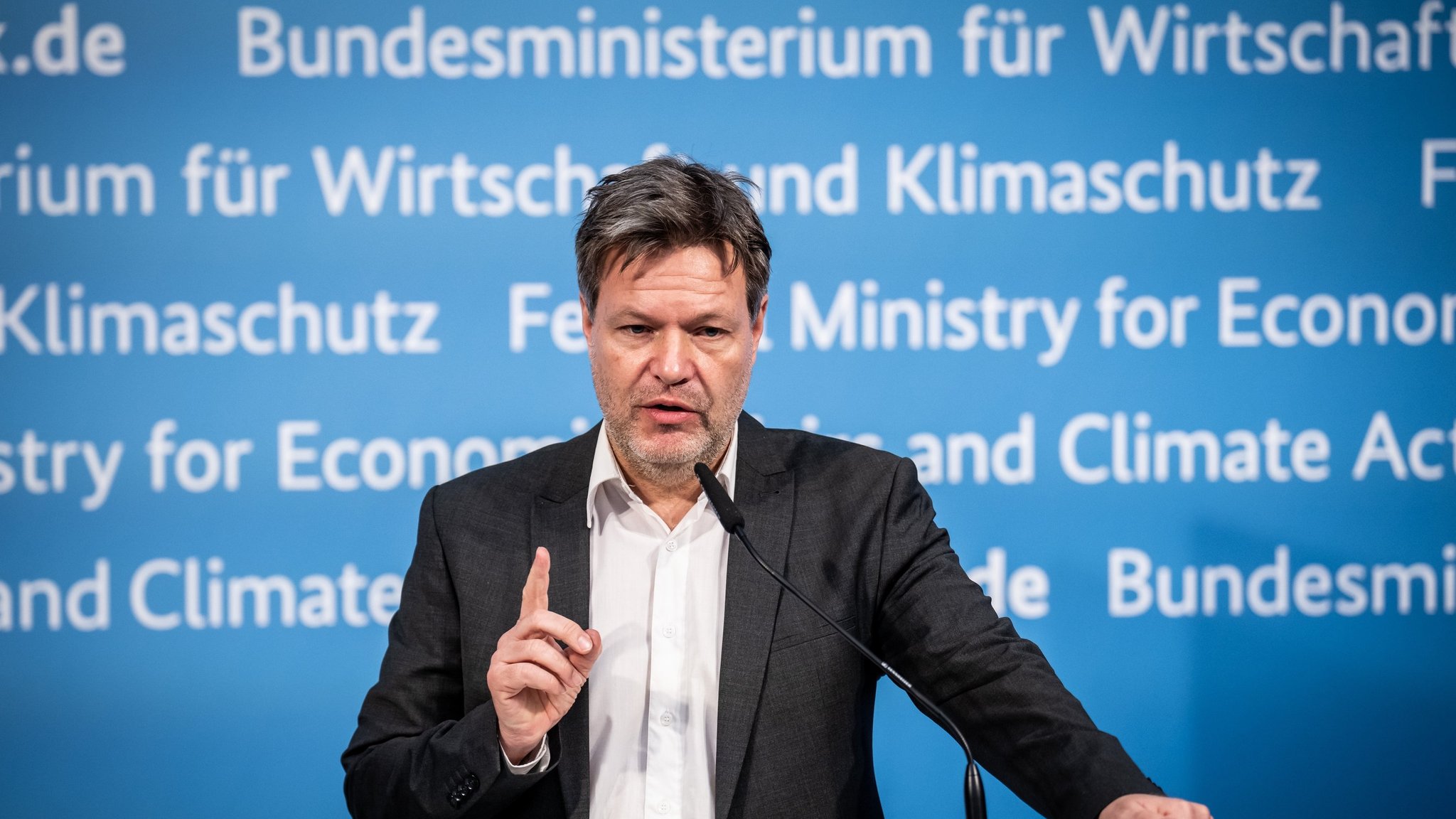 Bundeswirtschaftsminister Robert Habeck an einem Redepult