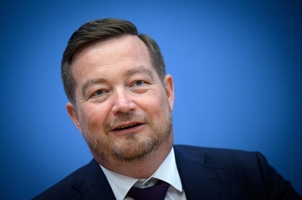 27.06.2024, Berlin: Uli Grötsch, Polizeibeauftragter des Bundes beim Deutschen Bundestag, stellt in der Bundespressekonferenz den ersten Bericht des Polizeibeauftragten des Bundes vor. Der Polizeibeauftragte wird vom Deutschen Bundestag für fünf Jahre in das Amt gewählt. Zu seinen Kernaufgaben gehört es, Eingaben von Bürgerinnen und Bürgern sowie von Beschäftigten der Polizeibehörden des Bundes über polizeiliches Fehlverhalten von Beschäftigten der Bundespolizei, des Bundeskriminalamtes und der Bundestagspolizei nachzugehen. Foto: Bernd von Jutrczenka/dpa +++ dpa-Bildfunk +++