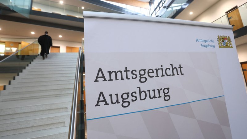 Ein Schild mit der Aufschrift «Amtsgericht Augsburg» steht im Augsburger Strafjustizzentrum. | Bild: dpa-Bildfunk/Karl-Josef Hildenbrand Ein Schild mit der Aufschrift «Amtsgericht Augsburg» steht im Augsburger Strafjustizzentrum.