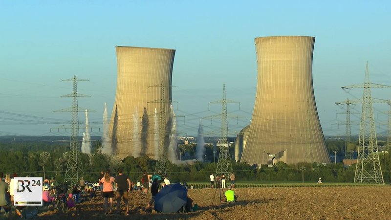 Sprengung der beiden jeweils 143 Meter hohen Kühltürme am ehemaligen AKW Grafenrheinfeld. | Bild: BR Sprengung der beiden jeweils 143 Meter hohen Kühltürme am ehemaligen AKW Grafenrheinfeld.