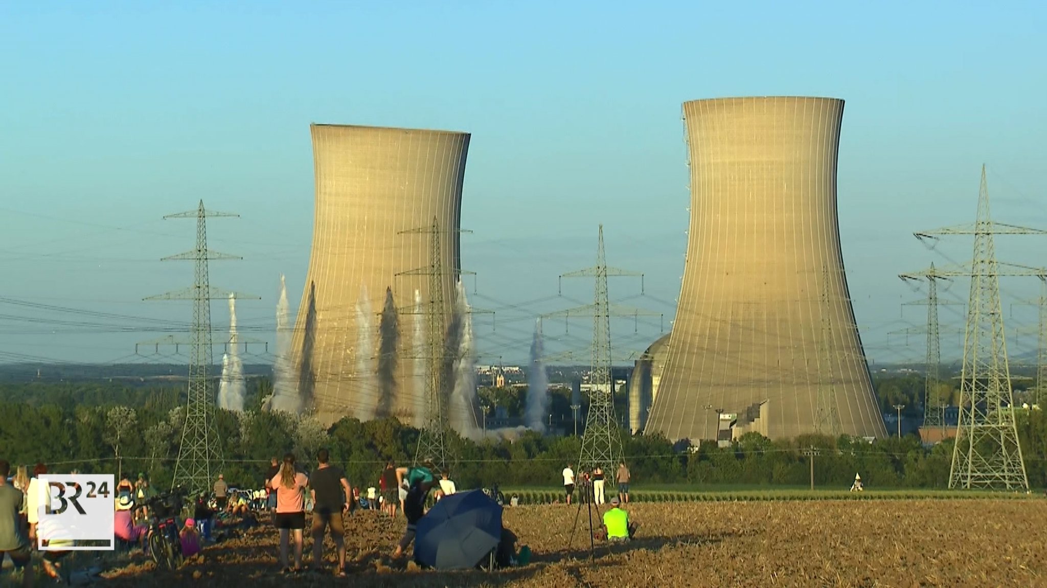 Sprengung der beiden jeweils 143 Meter hohen Kühltürme am ehemaligen AKW Grafenrheinfeld.