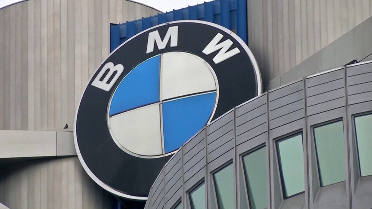 BMW plant XXL-Batteriewerk im niederbayerischen Irlbach