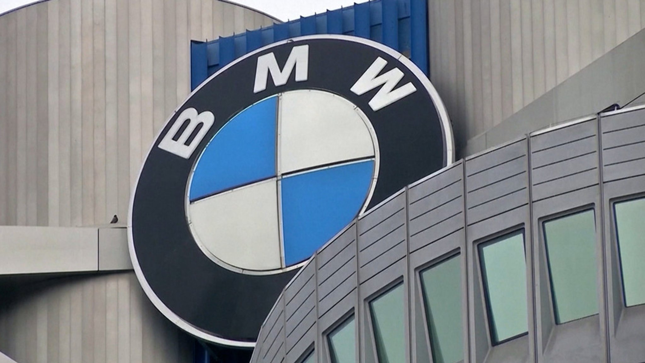 BMW plant XXL-Batteriewerk im niederbayerischen Irlbach