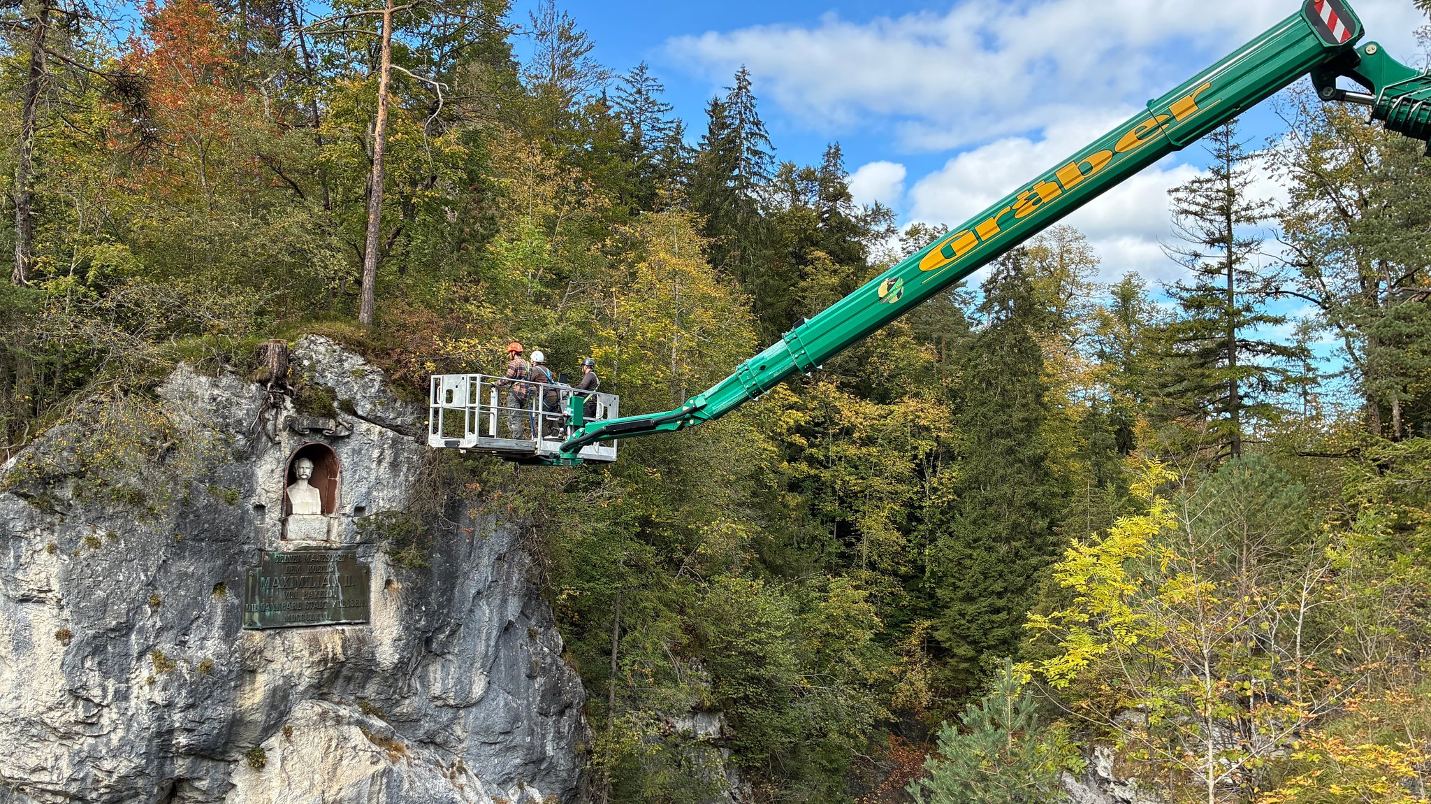 Mit einer 70-Meter-Teleskop-Arbeitsbühne fahren die Handwerker über die Schlucht zum Denkmal von Max II. | Bild: BR Mit einer 70-Meter-Teleskop-Arbeitsbühne fahren die Handwerker über die Schlucht zum Denkmal von Max II.
