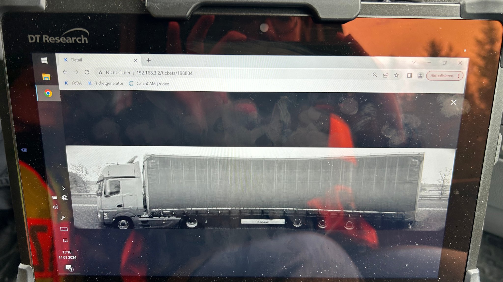 Lkw ist auf Monitor zu sehen