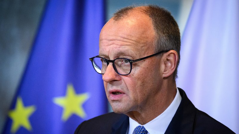 Bundeskanzler Friedrich Merz (CDU) äußert sich bei einer Pressekonferenz mit dem Ministerpräsidenten von Polen, Tusk, anlässlich der deutsch-polnischen Regierungskonsultationen im Bundeskanzleramt. | Bild: picture alliance/dpa | Bernd von Jutrczenka Bundeskanzler Friedrich Merz (CDU) äußert sich bei einer Pressekonferenz mit dem Ministerpräsidenten von Polen, Tusk, anlässlich der deutsch-polnischen Regierungskonsultationen im Bundeskanzleramt.