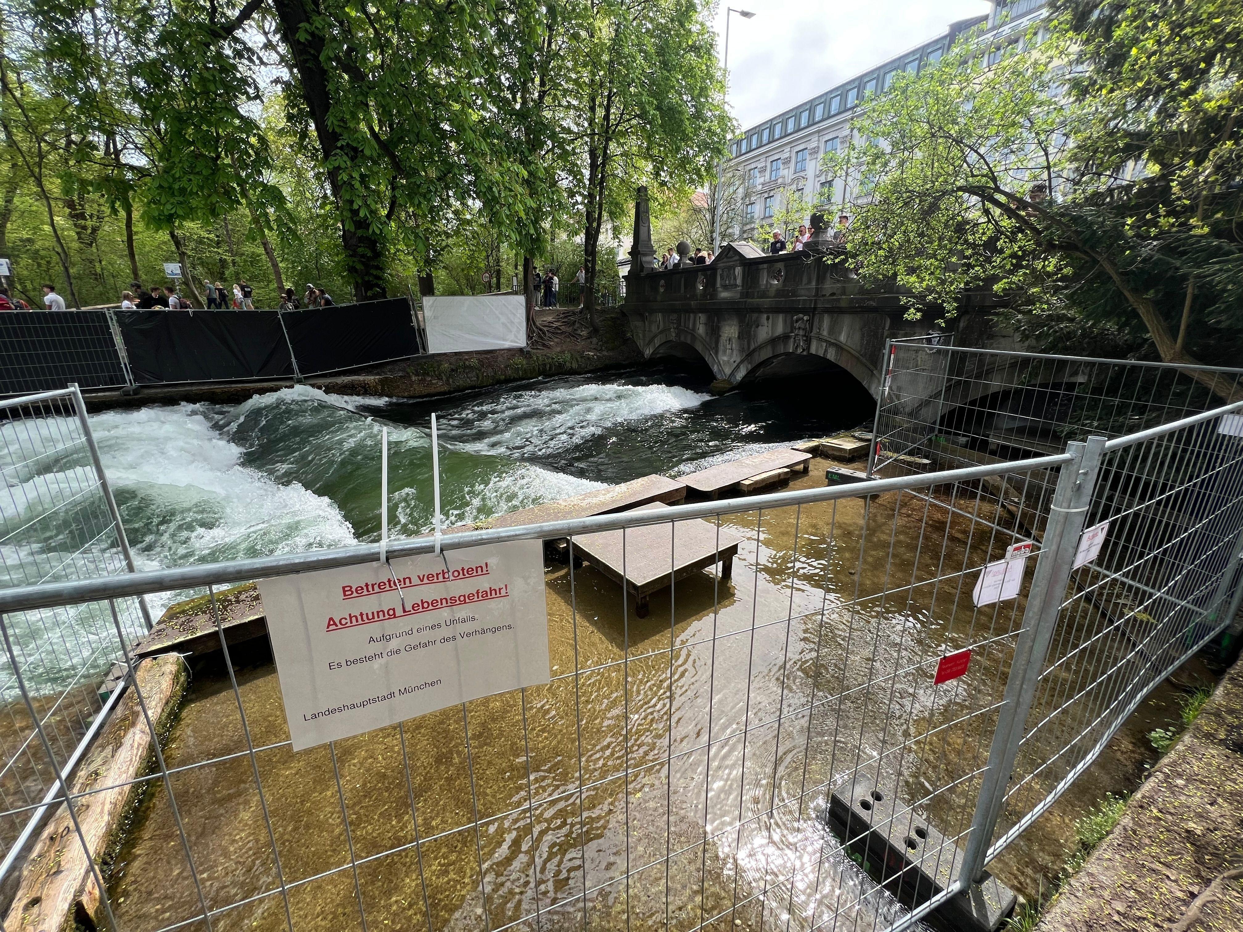Absperrungen an der Eisbachwelle im Englischen Garten