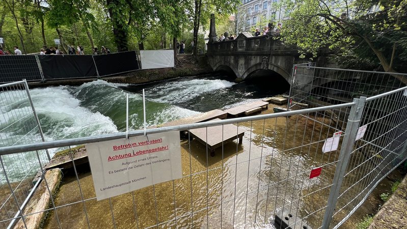 Absperrungen an der Eisbachwelle im Englischen Garten | Bild: dpa/pa Absperrungen an der Eisbachwelle im Englischen Garten