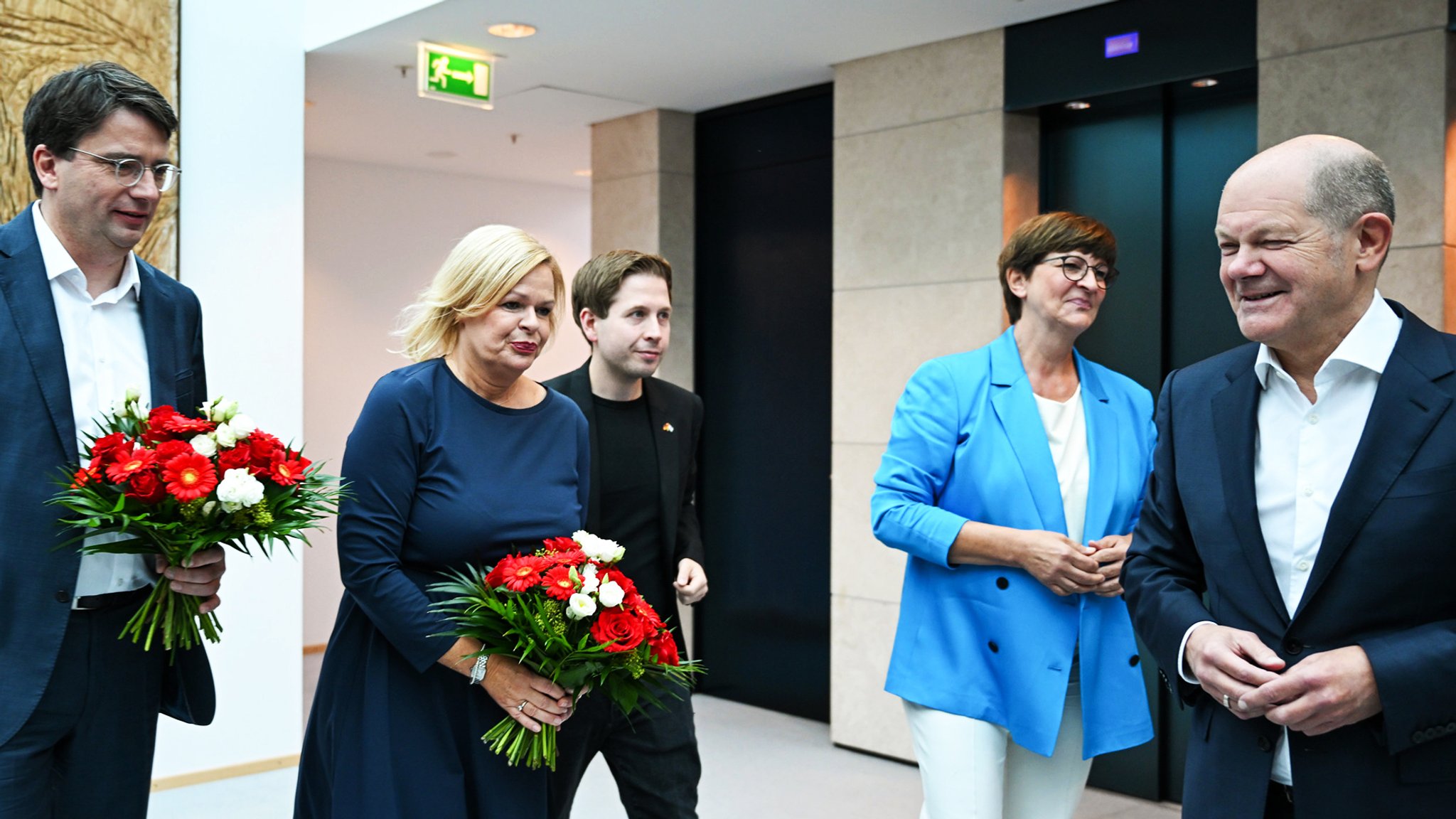 Von Brunn und Faeser, SPD-Spitzenkandidaten in Hessen und Bayern, SPD-Generalsekretär Kühnert, SPD-Vorsitzende Esken, Bundeskanzler Scholz (SPD).