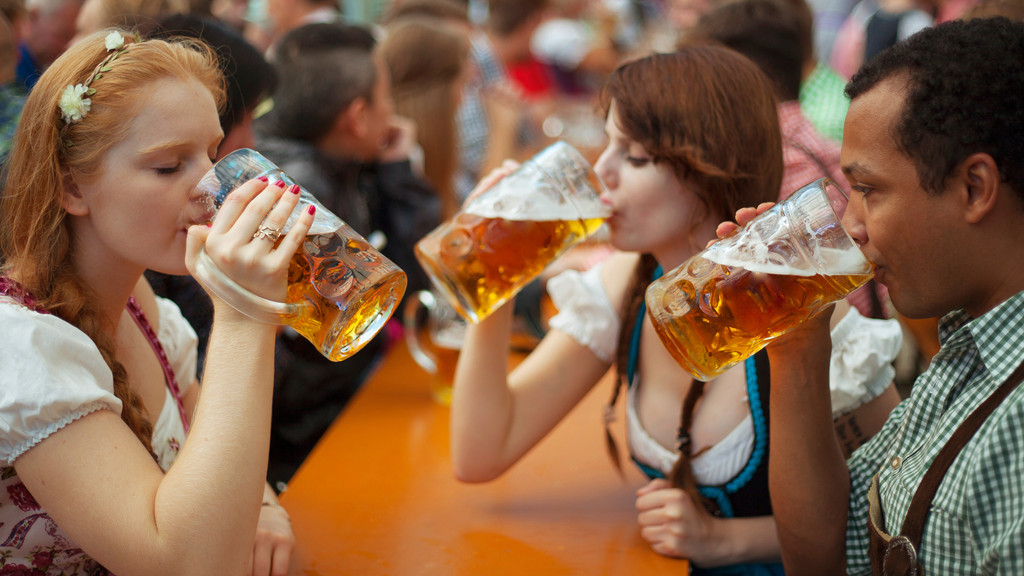 Volksfestbesucher trinken Bier 