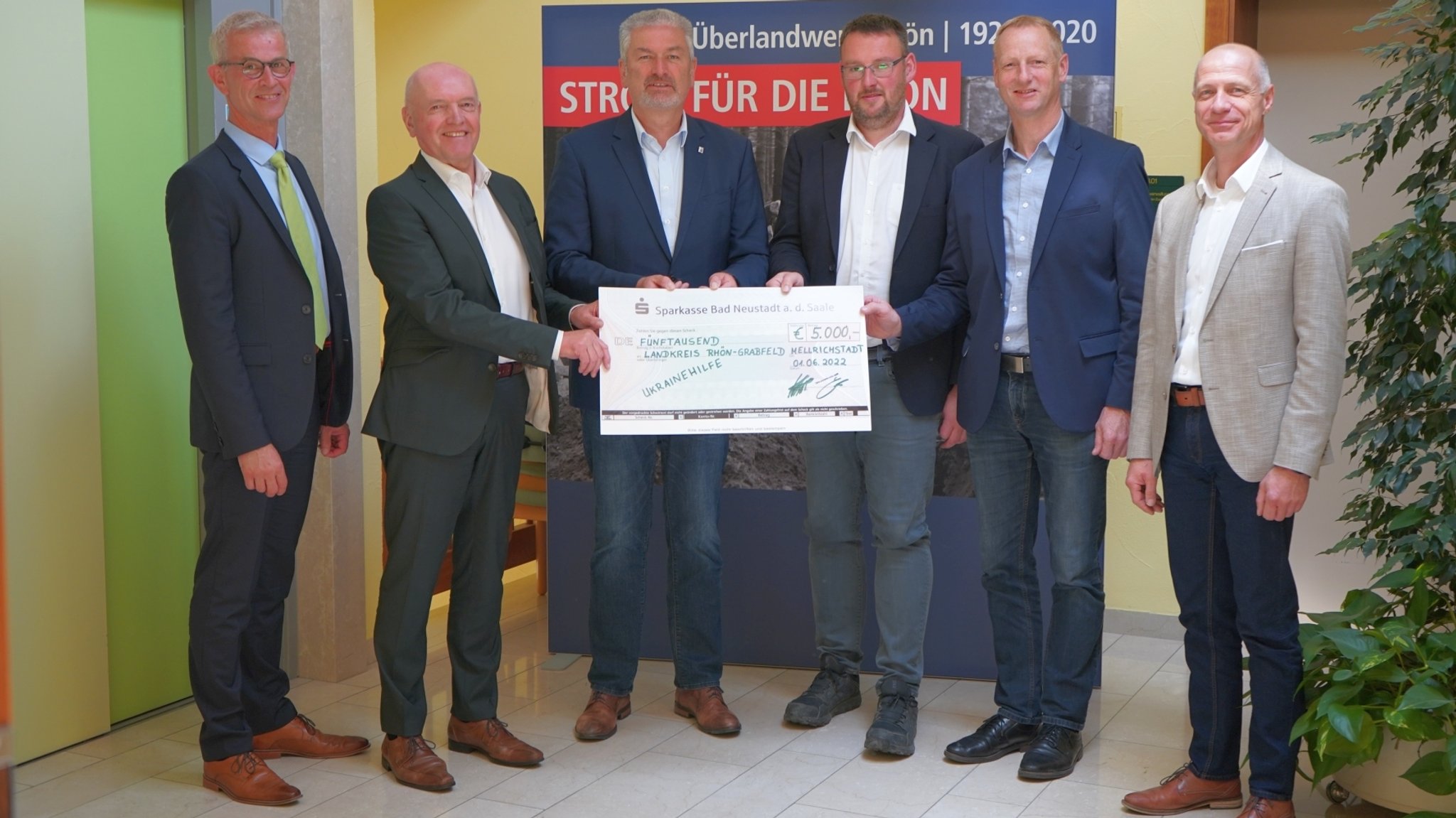 Überlandwerk Rhön spendet 20.000 Euro für Geflüchtete aus der Ukraine: Joachim Schärtl (Geschäftsführer), Landrat Thomas Habermann (Landkreis Rhön-Grabfeld), Landrat Bernd Woide (Landkreis Fulda), Bürgermeister Erik Thürmer (Stadt Kaltennordheim, Landkreis Schmalkalden-Meiningen), Bürgermeister Thomas Hugk (Gemeinde Dermbach, Wartburgkreis), Roland Göpfert (Geschäftsführer)