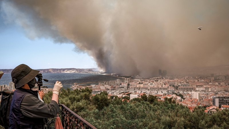Rauchwolken über Marseille | Bild: picture alliance / SIPA | Frederic Munsch Rauchwolken über Marseille