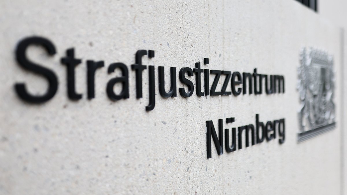 Strafjustizzentrum Nürnberg am Eingang zum Landgericht Nürnberg-Fürth