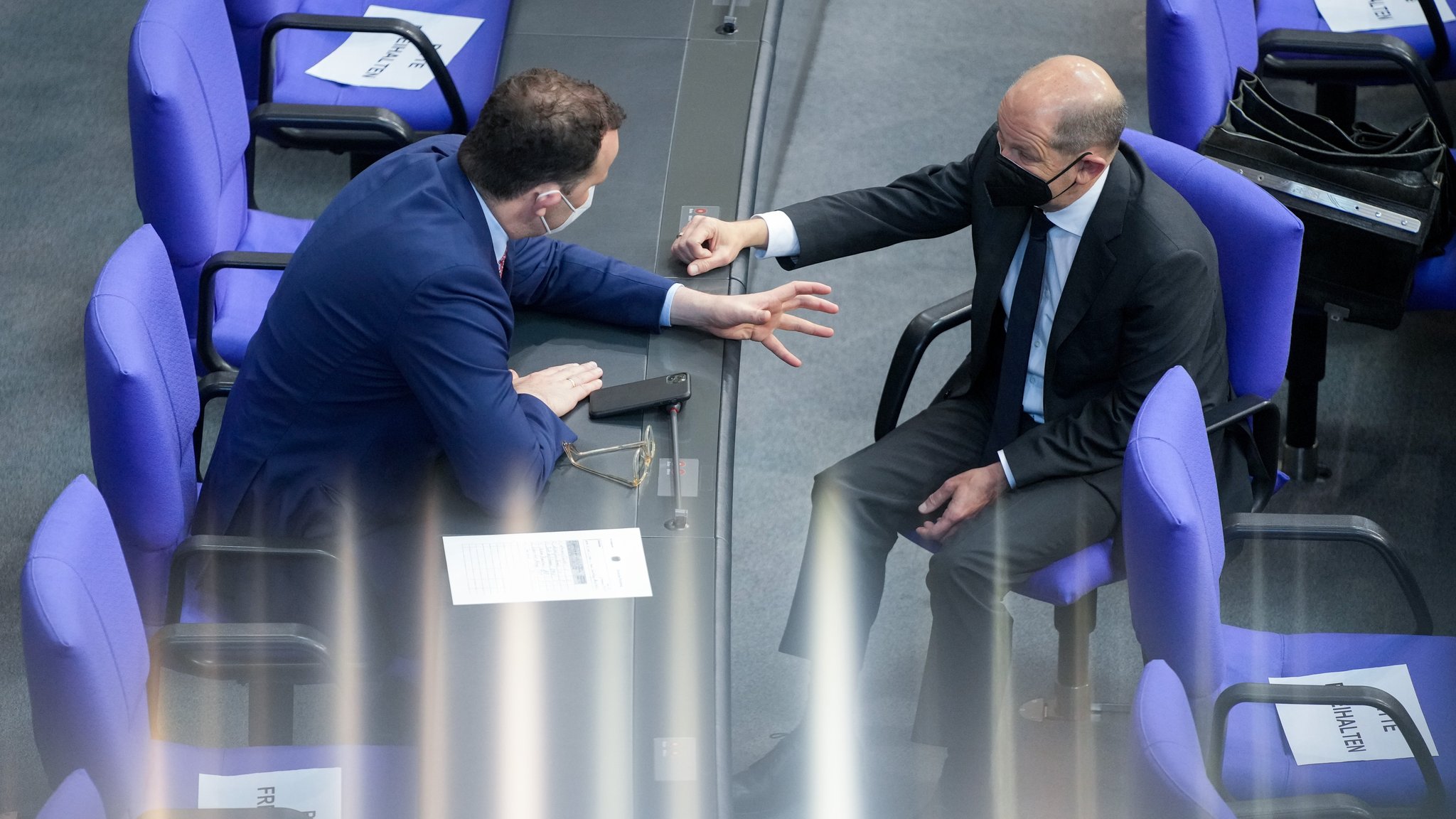 Olaf Scholz, SPD-Kanzlerkandidat und Bundesminister der Finanzen, und Jens Spahn (l, CDU), Bundesminister für Gesundheit, unterhalten sich im Bundestag.