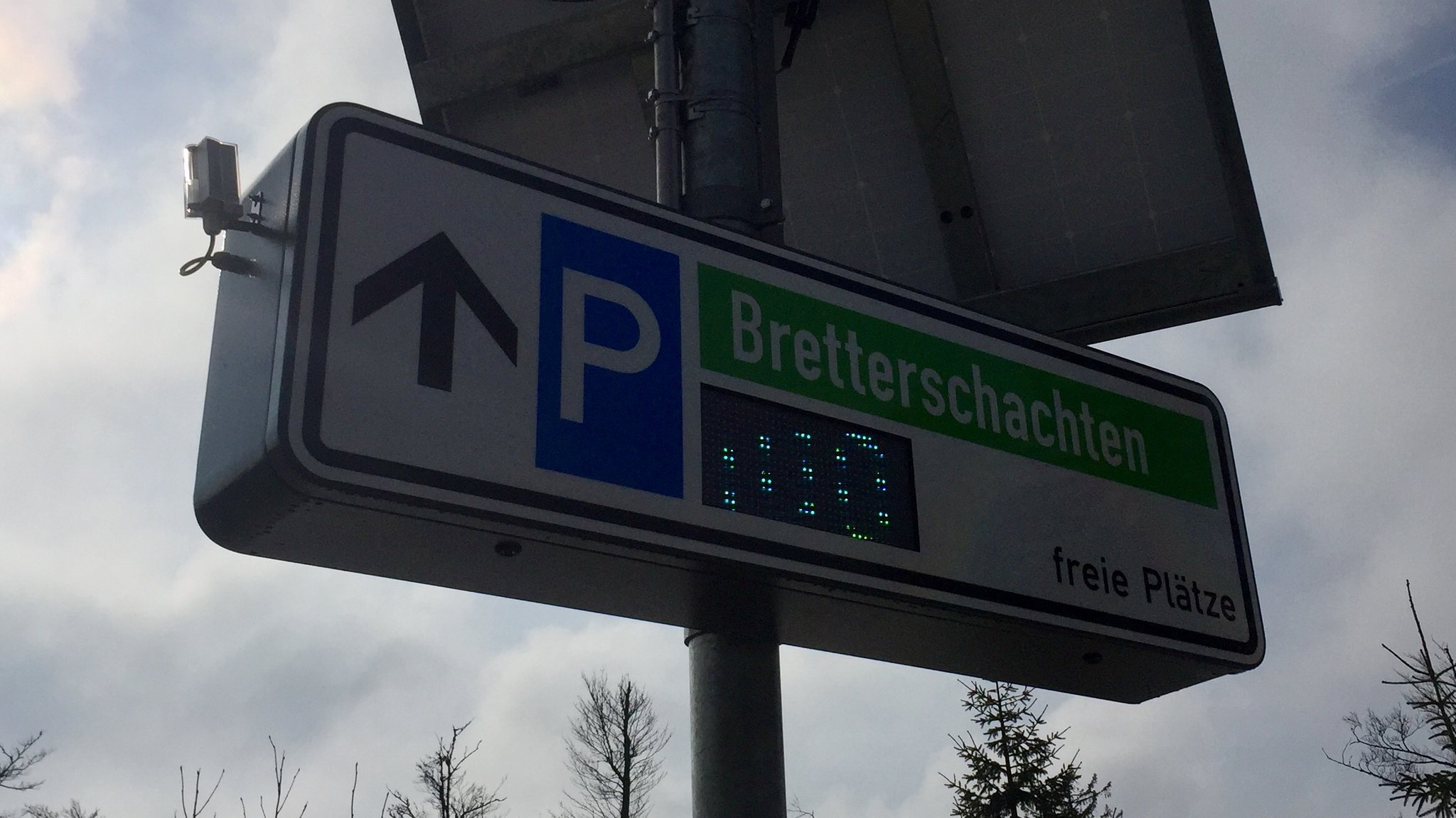 Eine Anzeigetafel informiert über freie Parkplätze 