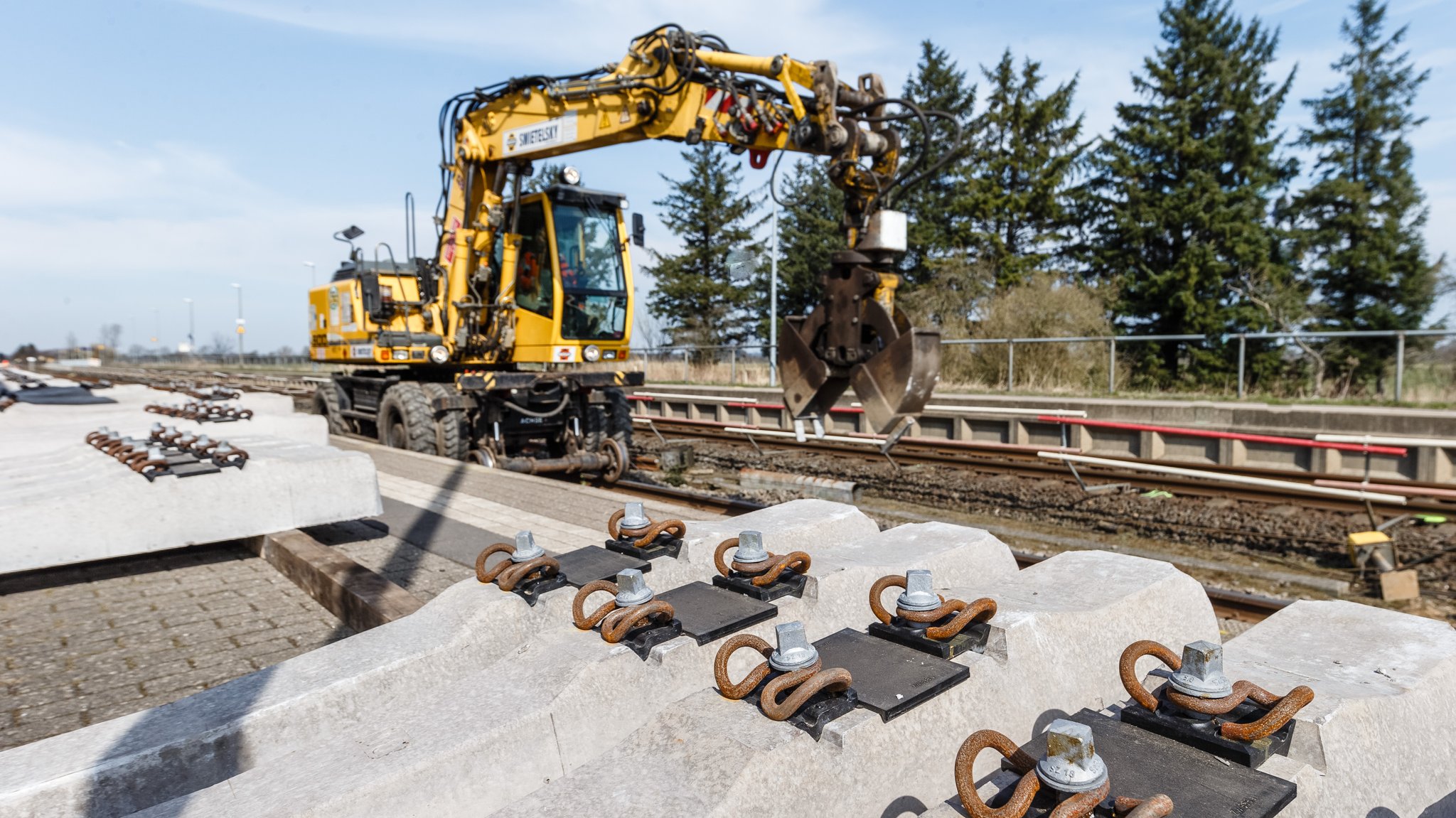 Neue Bahnschwellen liegen an der einer Bahnstrecke (Symbolbild)