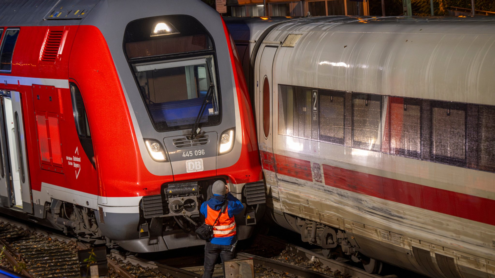 ARCHIV (17.11.2023) Bayern, Reichertshausen: Ein Regionalzug (l) ist am Nachmittag mit einem ICE zusammengestoßen. Bei dem Zugunfall auf der Strecke zwischen München und Ingolstadt sind am Freitag nach ersten Angaben der Polizei mehrere Menschen leicht verletzt worden. Ein ICE und ein Regionalzug hätten einander an einer Weiche am Bahnhof "gestreift", sagte eine Polizeisprecherin.