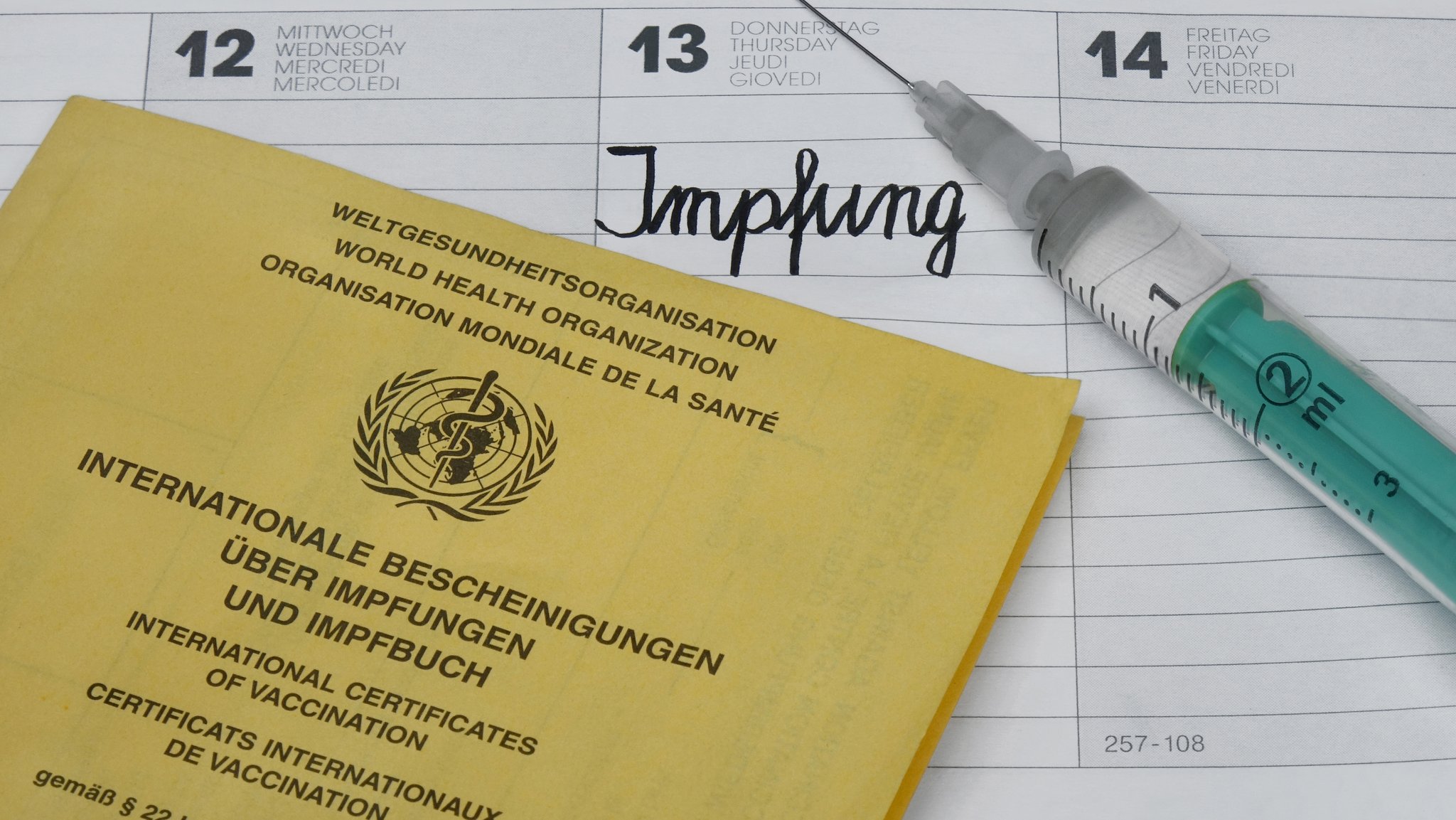 Impfausweis, Kalender und Spritze