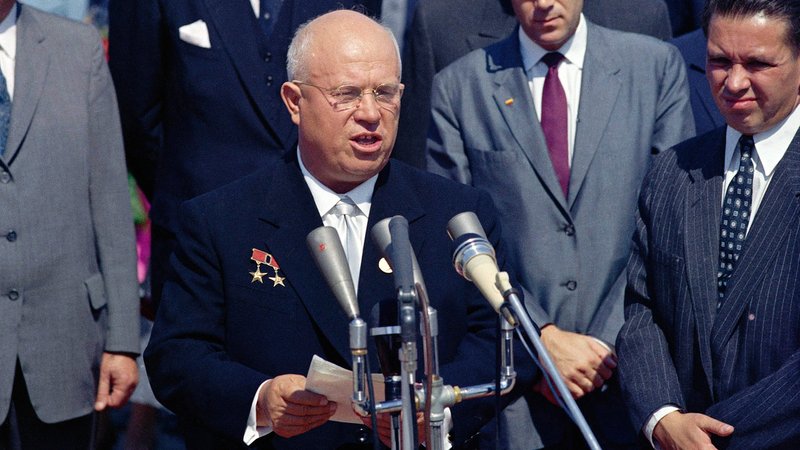 Der sowjetische KP-Chef an Mikrofonen | Bild: AP/Picture Alliance Der sowjetische KP-Chef an Mikrofonen