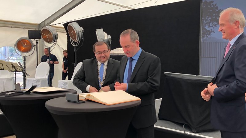 Bayerns Wirtschaftsminister Hubert Aiwanger mit Hallstadts Bürgermeister Thomas Söder bei einem Treffen zum Cleantech Innovation Park.