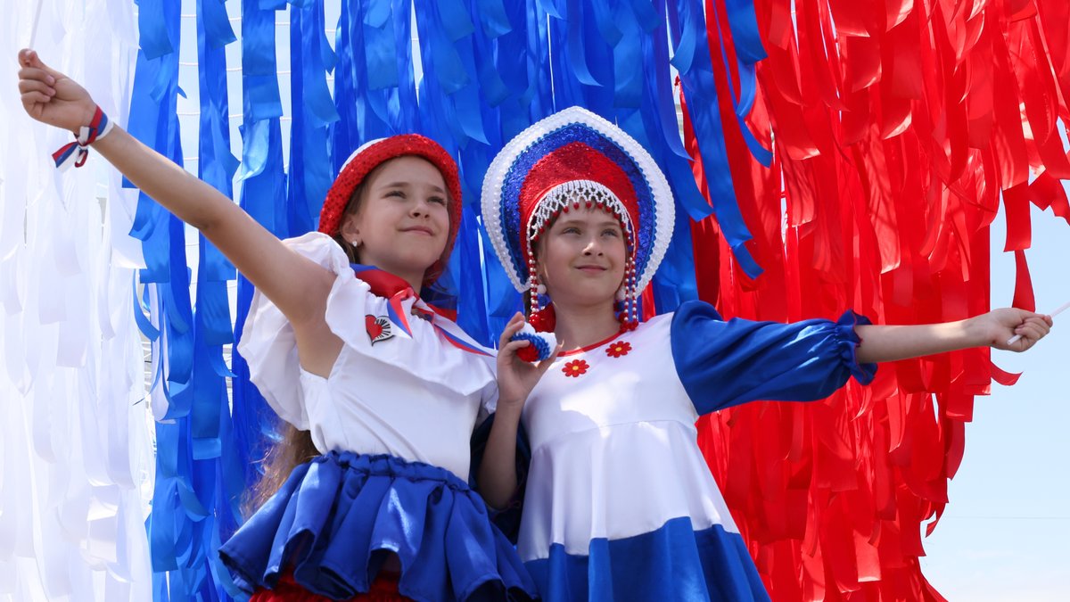 Zwei Mädchen posieren in den Nationalfarben 