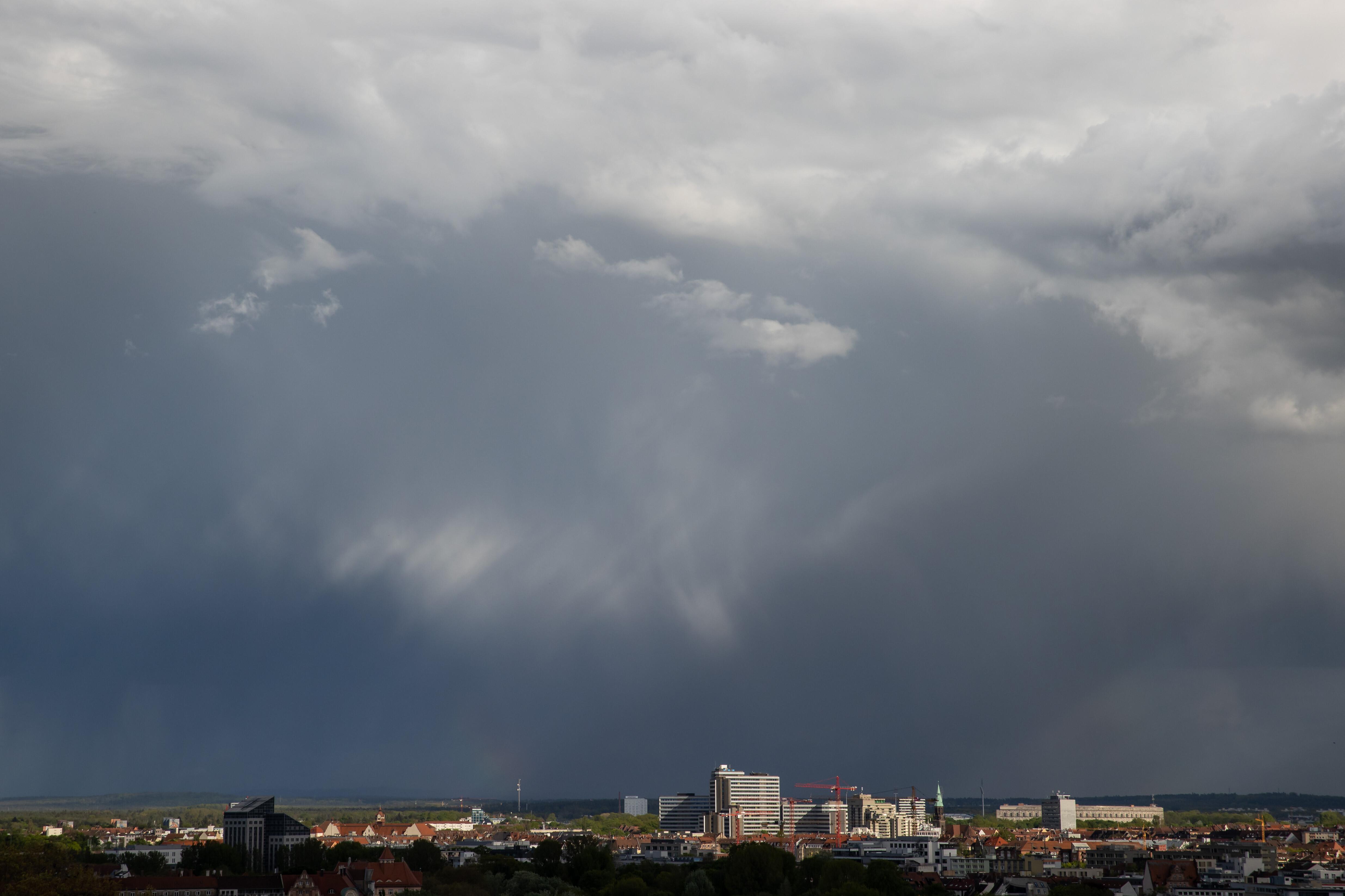 Symbolbild: Regenwolken über Nürnberg